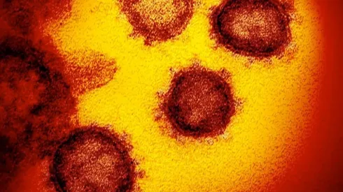 Coronavirus se puede transmitir a mayor distancia y no sólo por vía aérea