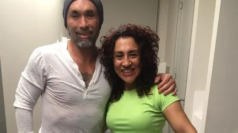 Chino Ríos visita a Krespita Rodríguez en la clínica antes de su operación.