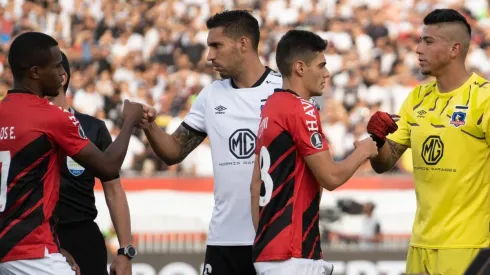 El saludo de puños entre el Cacique y los brasileños.