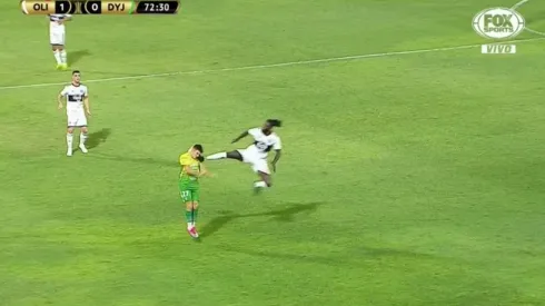 Adebayor se fue expulsado en su segundo partido de la Copa Libertadores