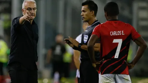 Dorival Junior criticó el arbitraje del encuentro en Colo Colo y Athletico Paranaense