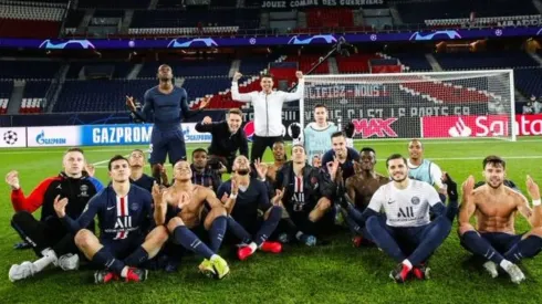 Los jugadores posaron imitando al delantero