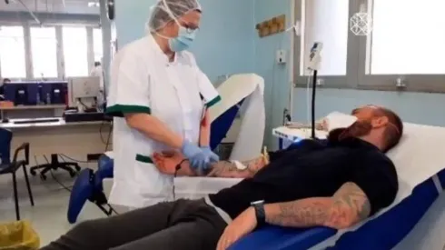 De Rossi dona sangre en Italia