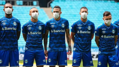 Los jugadores de Gremio posando con sus mascarillas como protesta