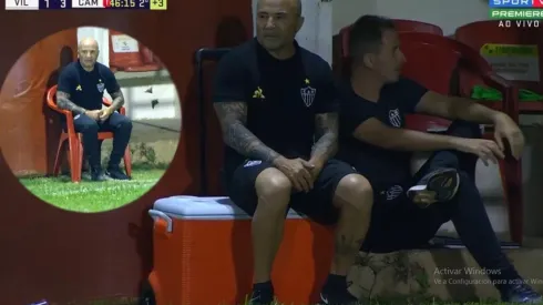 Sampaoli, entre un cooler y una silla plástica.
