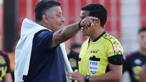 Ronald Fuentes encara al juez del partido, Felipe González.