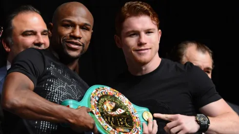 Canelo con Mayweather en la previa de su pelea en 2013. Ganó Money por decisión mayoritaria en la, hasta ahora, única derrota de Álvarez.