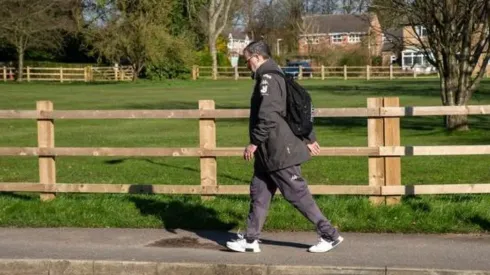Bielsa se va caminando al campo de entrenamiento de Leeds.