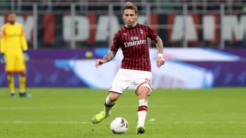 Lucas Biglia defendiendo al AC Milan
