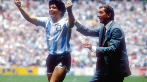 Diego Maradona festeja junto a Carlos Bilardo en el Mundial 1986
