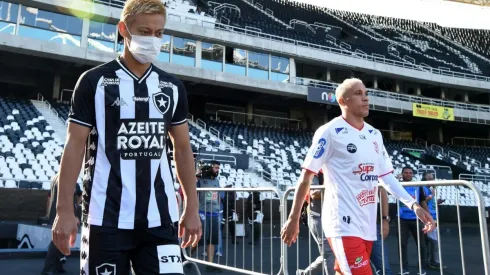 Heisuke Honda salta a la cancha con la camiseta de Botafogo y una mascarilla para combatir el coronavirus