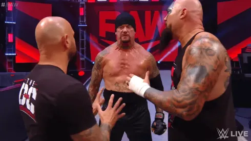 Undertaker le da una paliza al OC y firma el contrato de WrestleMania