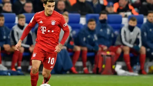 Coutinho maneja el balón en la Bundesliga