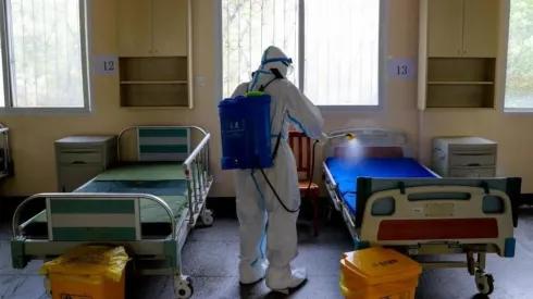 En Wuhan aprovechan de desinfectar los recintos para recibir posibles nuevos casos de Covid-19