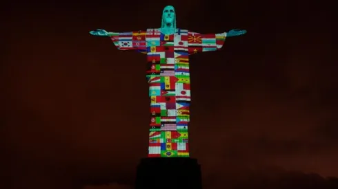 Chile y todos los países afectados dejaron ver sus banderas en el Cristo Redentor