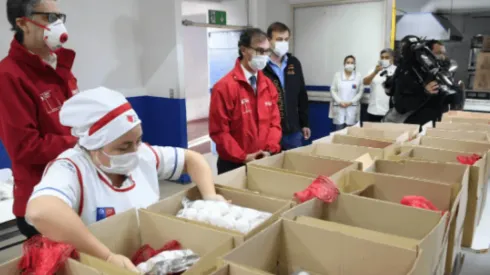 El ministro de educación supervisó el armado de las cajas