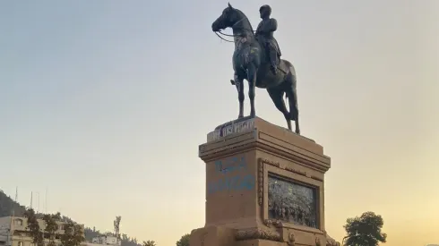 Así amaneció la estatua al general Baquedano en Plaza Dignidad