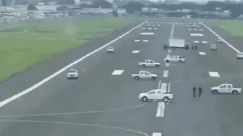 Así se vio desde el avión la pista de aterrizaje totalmente bloqueada