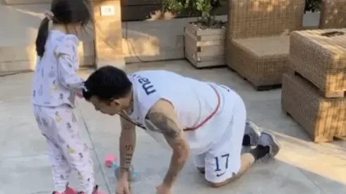 Medel jugando con su hija