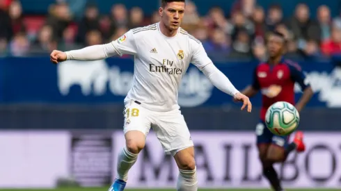 Luka Jovic controla el balón