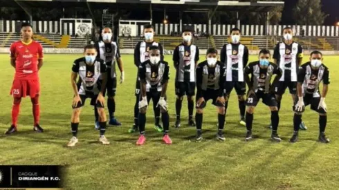 ¡Increíble! Equipo de Nicaragua juega con mascarillas