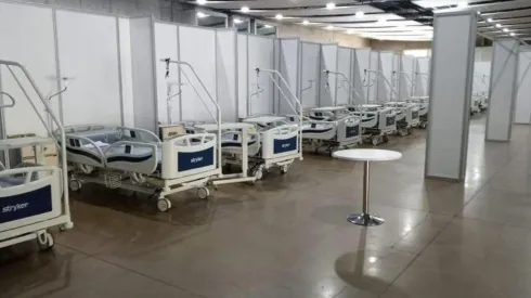 El lugar ya cuenta con 800 camas de emergencia.