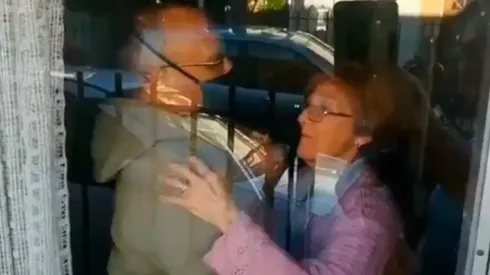 Joven toca acordeón fuera de la casa de sus padres en cuarentena.