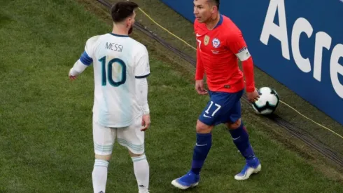 Gary Medel ante Lionel Messi en la última Copa América
