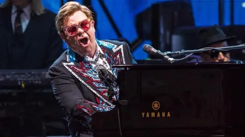 El cantante Elton John lidera la iniciativa que busca recaudar fondos para dos organizaciones en medio de la emergencia de coronavirus.