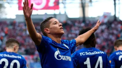Amine Harit festejando un gol con la camiseta del Schalke 04