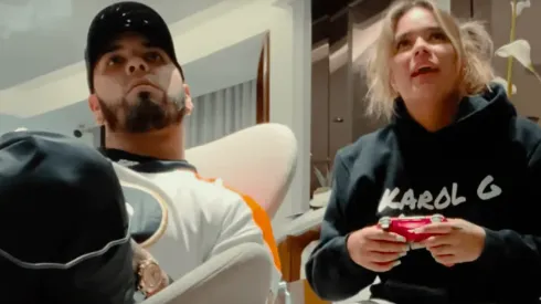 Karol G y Anuel AA muestran como viven su cuarentena en el estreno de "Follow"