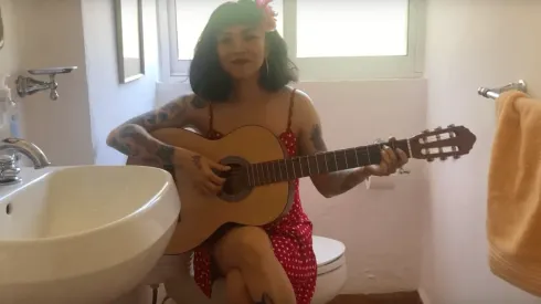 Mon Laferte nos canta desde su baño