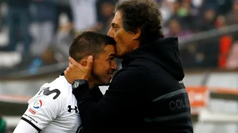 Gabriel Costa felicitado en Colo Colo por Mario Salas.