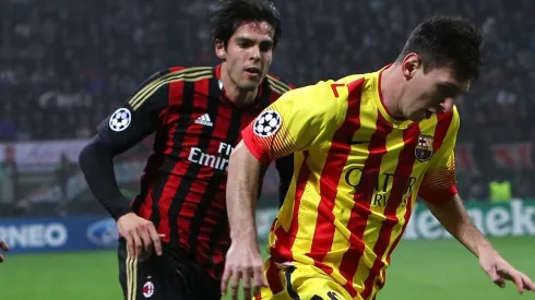 Kaká frente a Lionel Messi en un duelo de Champions League