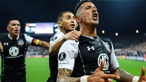 Lucas Barrios en su gol más importante en su regreso a Colo Colo: a Corinthians clasificando a los albos a cuartos de la Libertadores.