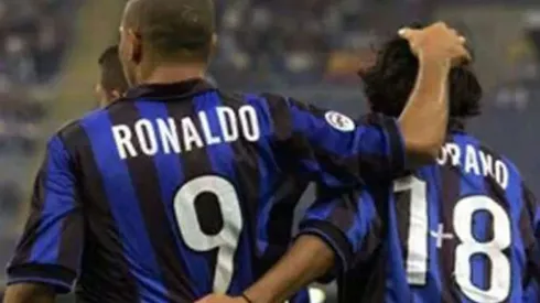 Zamorano le entregó el 9 a Ronaldo por "amistad y solidaridad".