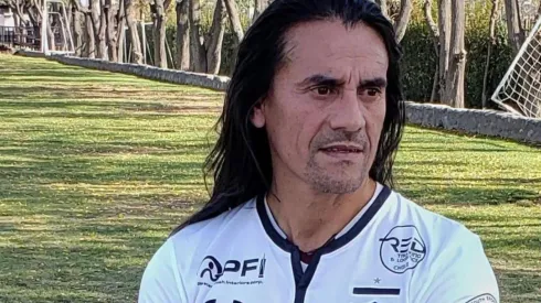 Gabriel Mendoza con la camiseta de las Leyendas de Colo Colo