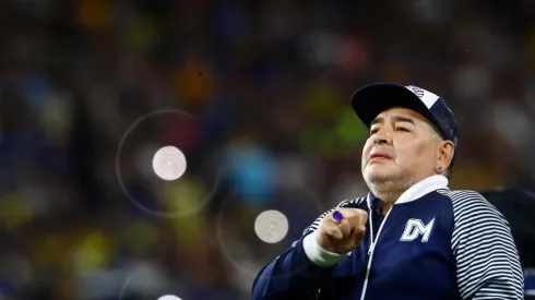 Diego Maradona con el buzo de Gimnasia en la cancha de Boca Juniors
