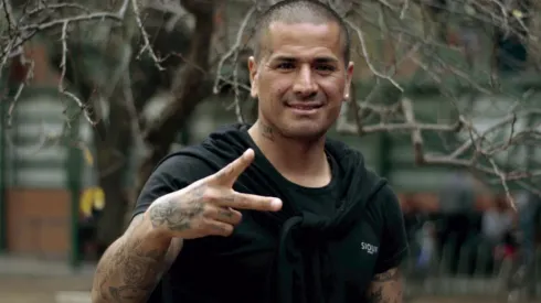 Kike Acuña mira con la frente en alto.