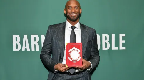 Kobe Bryant con su libro, que ahora tiene nuevas ediciones.