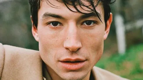 Filtran polémico video en que Ezra Miller ahorca a una fan