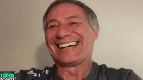 Ariel Holan emocionado por la sorpresa que le preparó Todos Somos Técnicos de CDF.