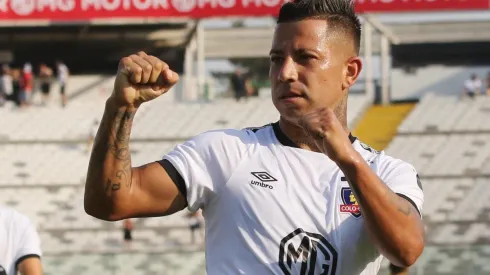 Valencia festeja un gol en Colo Colo.