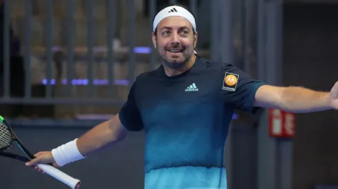 Corretja se manda flor de imitación de Massú.