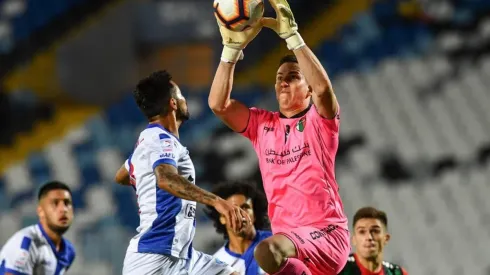 Nacho González atajando por Palestino ante su actual club