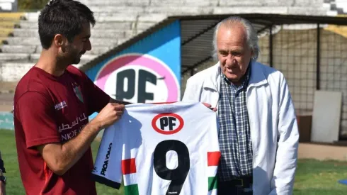 Óscar Fabbiani recibiendo la camiseta de Palestino