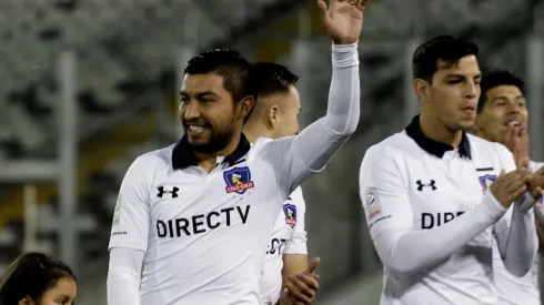 Maturana está repartiendo huevos de chocolates para los niños.