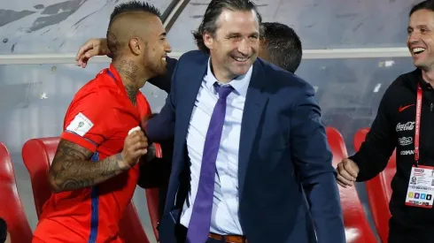 Pizzi junto a Vidal en la Roja