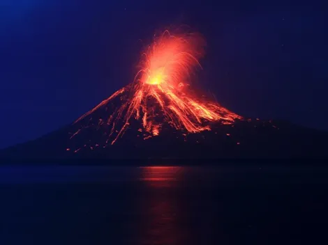 Volcán "Krakatoa" hace erupción en Indonesia
