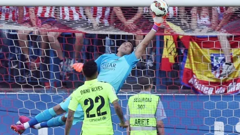 Claudio Bravo parando un balón en Barcelona. Durante la década también defendió a la Real Sociedad en España.